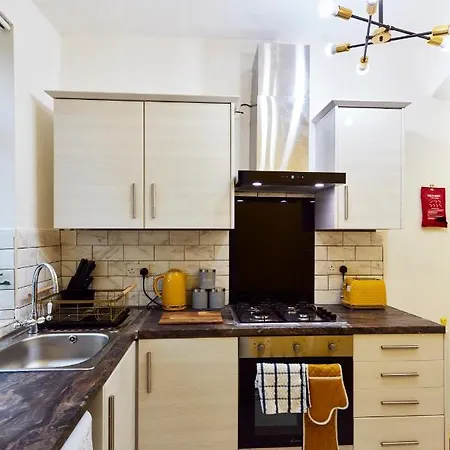 Away From Entire 2 Bedroom House Гостевой дом Лидс