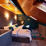 Away From Entire 2 Bedroom House 3* Leeds (West Yorkshire)