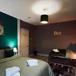 Away From Entire 2 Bedroom House Leeds (West Yorkshire)