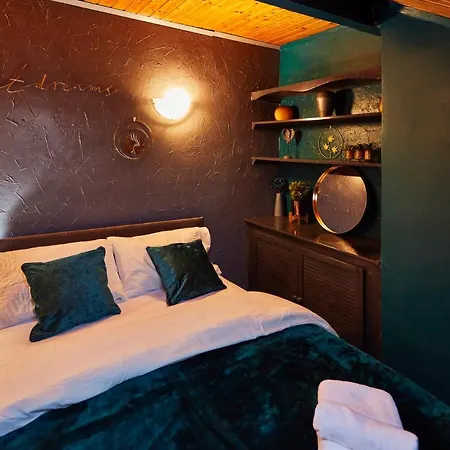 Гостьовий будинок Away From Entire 2 Bedroom House