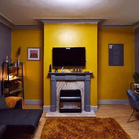 Away From Entire 2 Bedroom House Гостьовий будинок