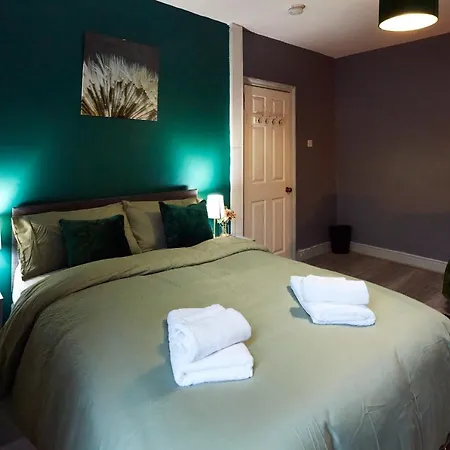Away From Entire 2 Bedroom House Leeds