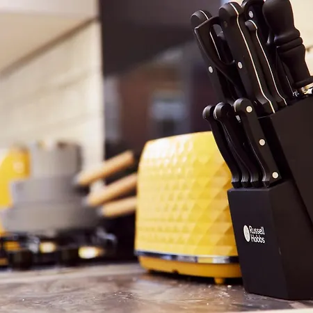 Гостьовий будинок Away From Entire 2 Bedroom House 3*