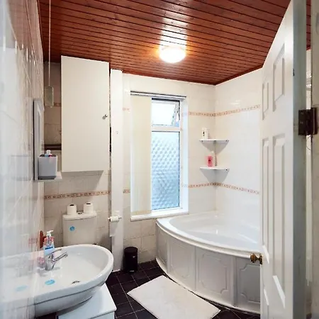 Гостьовий будинок Away From Entire 2 Bedroom House