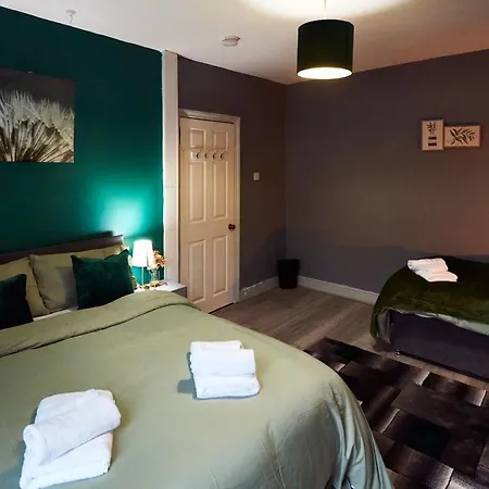 Гостьовий будинок Away From Entire 2 Bedroom House 3*