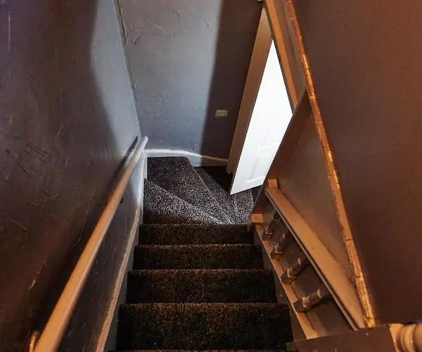 Гостьовий будинок Away From Entire 2 Bedroom House