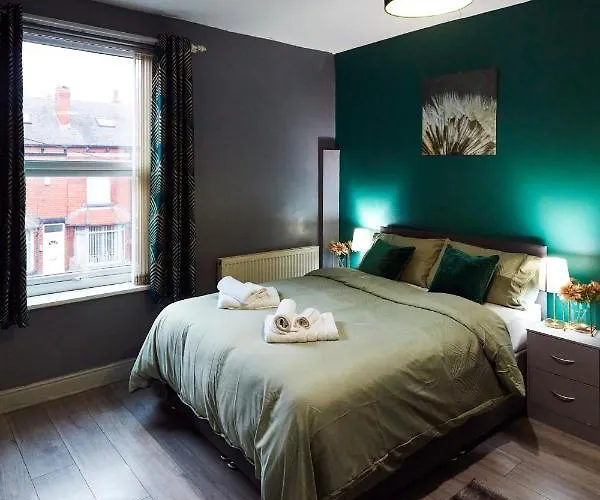 Гостьовий будинок Away From Entire 2 Bedroom House