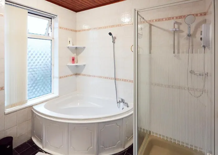 Away From Entire 2 Bedroom House 3*