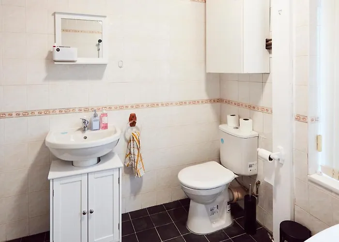 Away From Entire 2 Bedroom House 3*