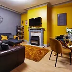 Πανσιόν Away From Entire 2 Bedroom House Λιντς