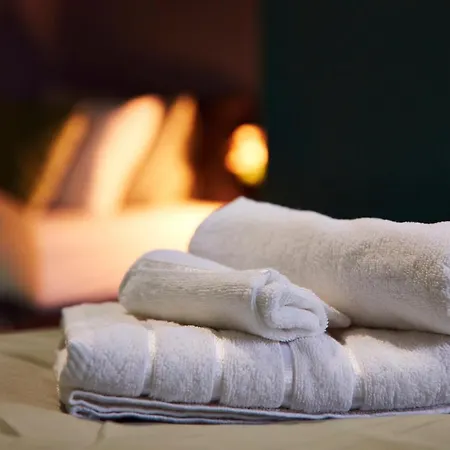 Away From Entire 2 Bedroom House 게스트하우스 리즈