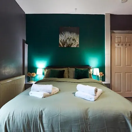 Away From Entire 2 Bedroom House 3* ليدز