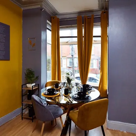 Away From Entire 2 Bedroom House 3*