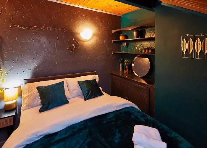 Maison d'hôtes Away From Entire 2 Bedroom House