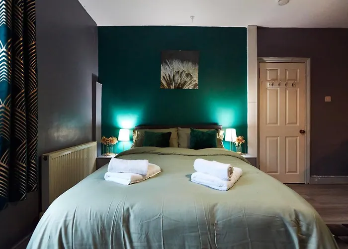 Away From Entire 2 Bedroom House 3* Leeds (West Yorkshire)