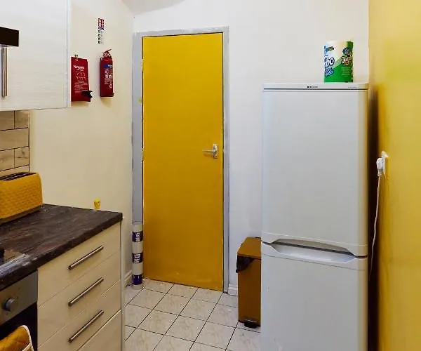 Away From Entire 2 Bedroom House Maison d'hôtes 3*