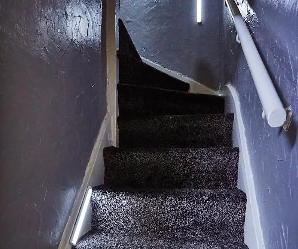 Away From Entire 2 Bedroom House Maison d'hôtes