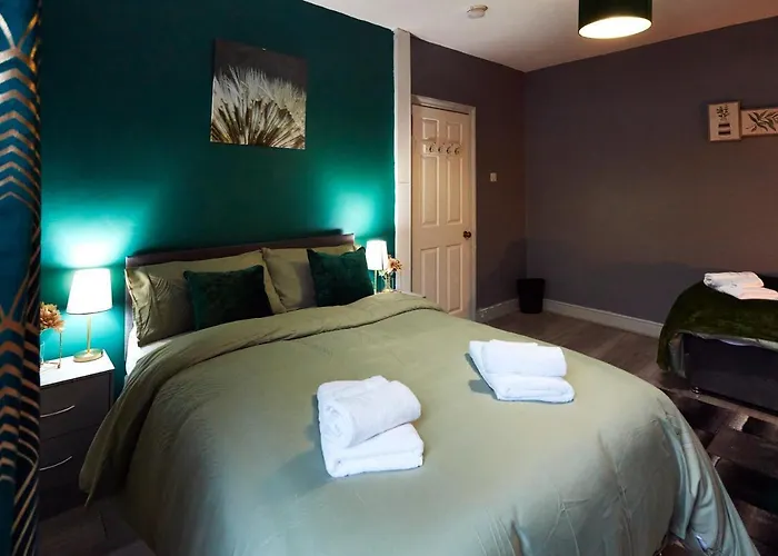 Away From Entire 2 Bedroom House Leeds (West Yorkshire)