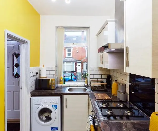 Away From Entire 2 Bedroom House 3* Leeds (West Yorkshire)